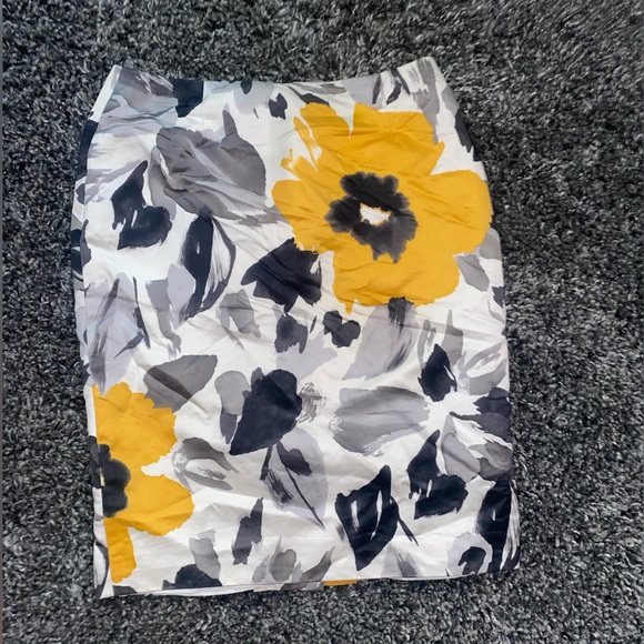 Jones New York 2P Black White Mustard Yellow Floral Skirt - Picture 2 of 5
